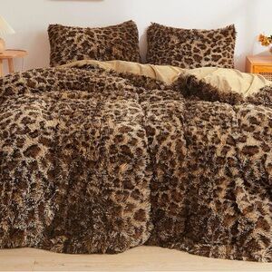 Luxurious Leopard Print Comforter (King)